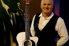 Peter_with-guitar_processed_tile_size_web